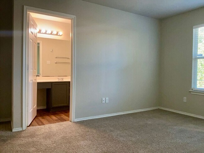 Building Photo - Adorable Move-In Ready 3/2 in Georgetown! ...