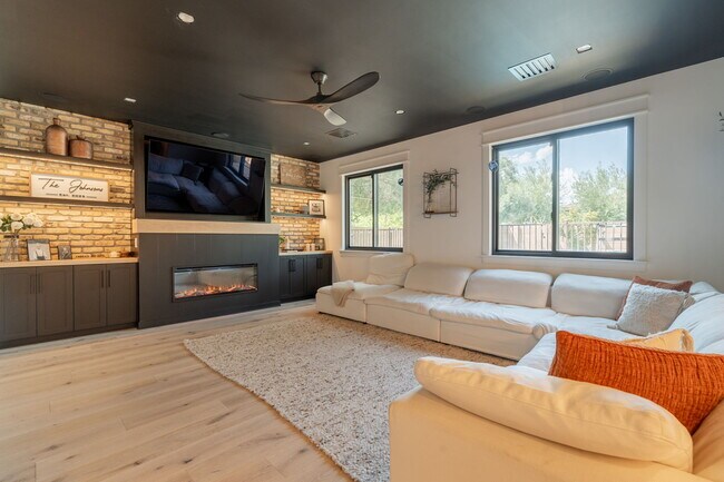 Building Photo - 3852 E Comstock Dr