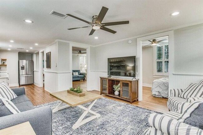 Building Photo - Beautifully renovated downstairs unit!