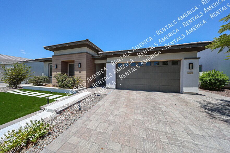 Building Photo - 1530 E San Carlos Way