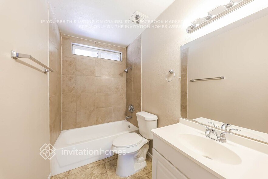 Building Photo - 2332 W Hartford Ave