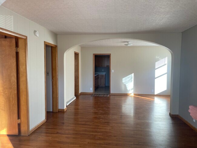 Building Photo - 556 E 5th St