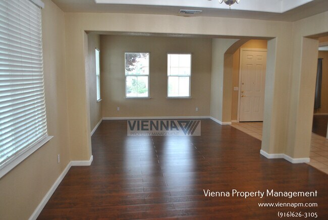 Building Photo - Beautiful 4 Bedroom + Study in Desirable Neighborhood