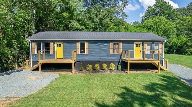 Building Photo - 703 2nd St