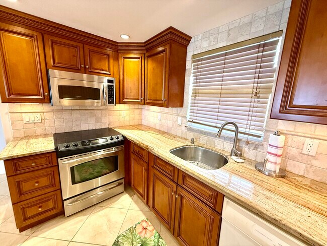 Building Photo - 1160 Hillsboro Mile