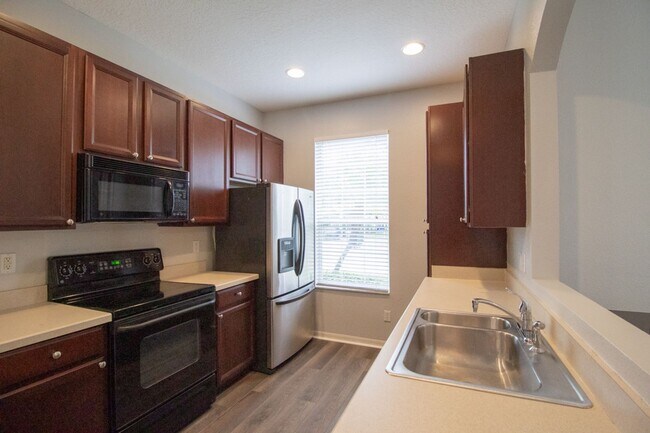 Building Photo - Charming Townhome in Avalon Park
