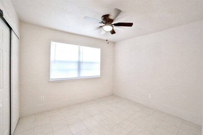 Building Photo - 222 Spell St