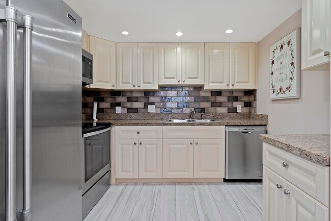 Building Photo - 1032 Lincoln B