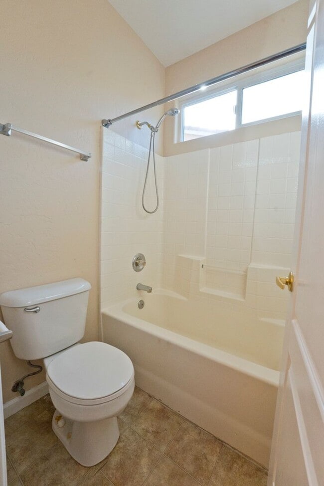 Building Photo - Ready to move in -4 bed+-2bath
