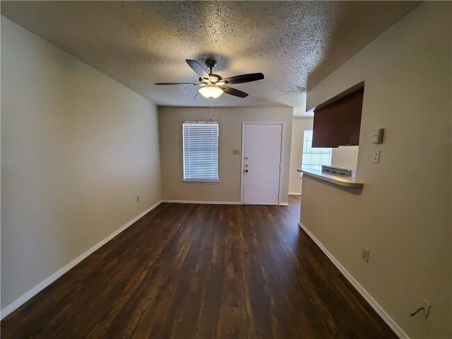 Building Photo - 215 Roberts Cir