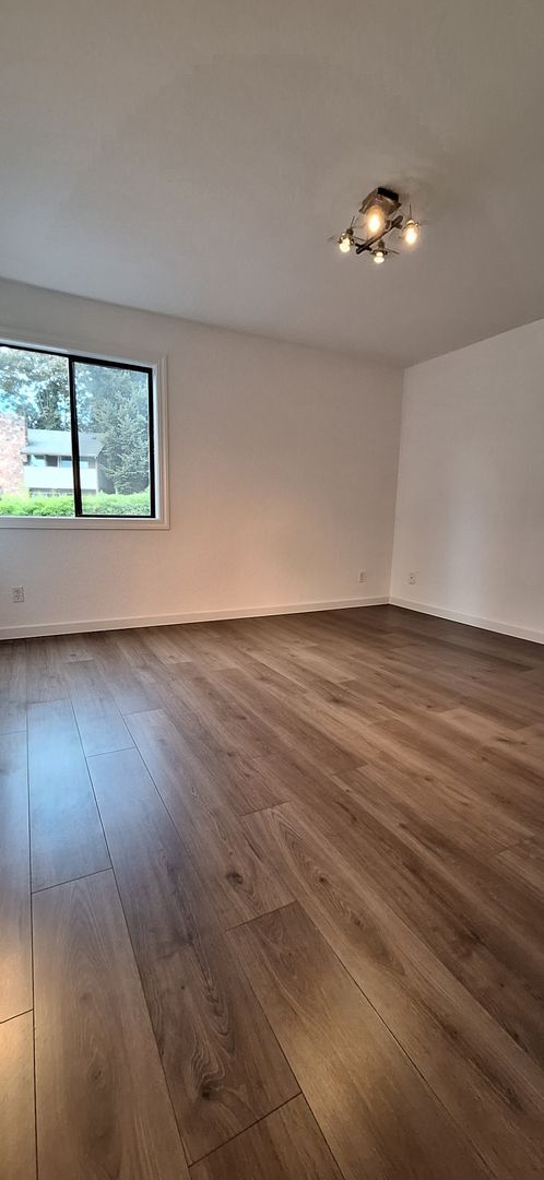 Building Photo - Luxurious 2-Bed, 2-Bath Condo with Spectacular Views and Designer Upgrades in Kirkland!!