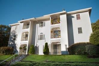 Building Photo - 2 Bed 1 Bath Second Floor Corner Unit