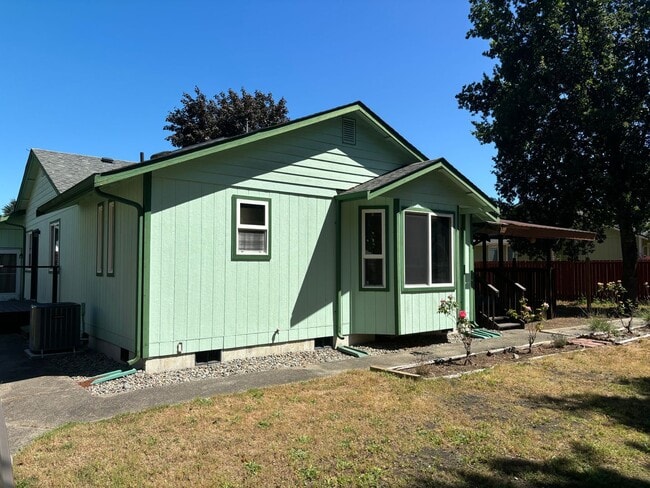 Building Photo - 3233 Jeri Dr NE