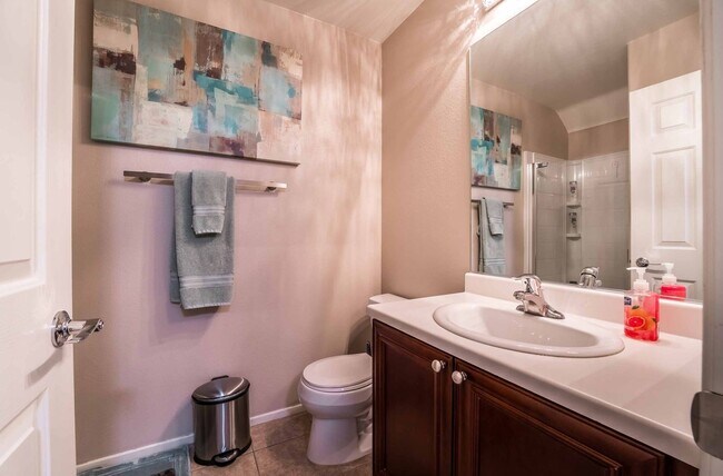 Building Photo - CHARMING FULLY FURNISHED 2 BEDROOM!