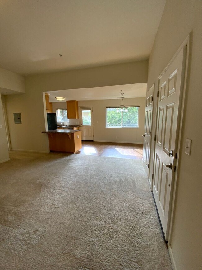 Building Photo - Spacious 2BD/2BA Apartment With Private Ba...