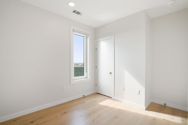 Building Photo - 194 Sumner St