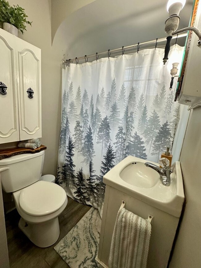 Building Photo - 4 Bed, 1.5 Bath Home for Rent in Waterloo ...