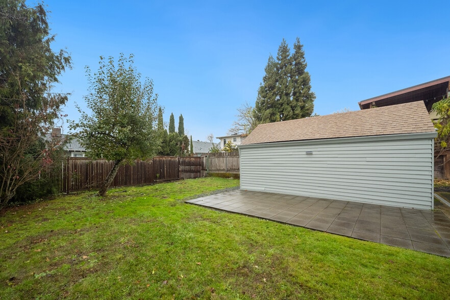 Building Photo - 2323 SE Pine St