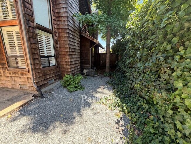 Building Photo - Two Bedroom Town House Walking Distance to Downtown Lafayette