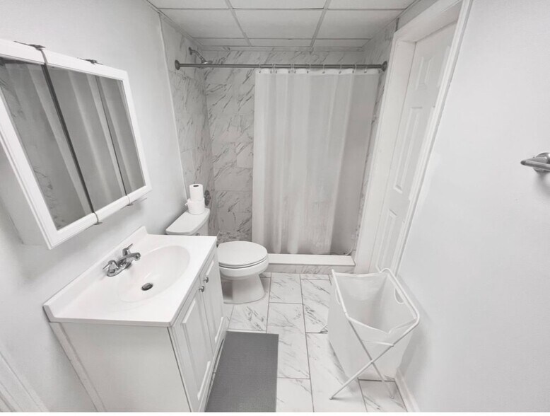 Building Photo - 2227 Woodbriar Dr