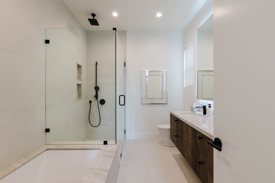 Building Photo - 2855 S Sycamore Ave