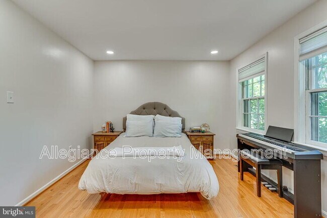 Building Photo - 912 Green St