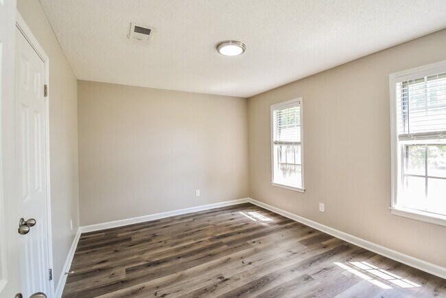 Building Photo - 3041 Delvan Cove