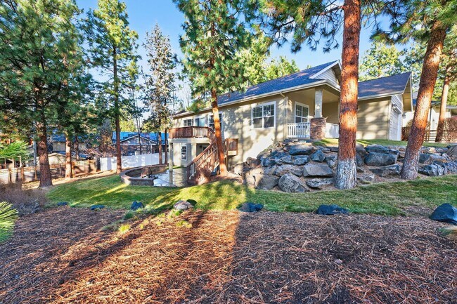 Building Photo - 4 Bedroom Awbrey Court Home with Main-Level Primary + Bonus Living Area