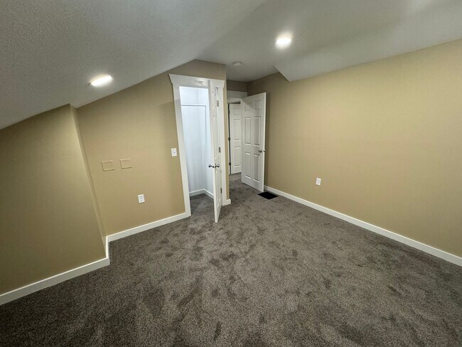 Building Photo - 5 Bedroom Rental in Moline