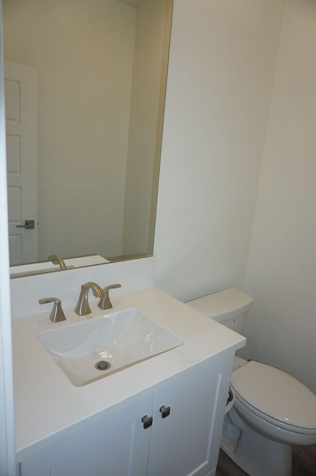 Building Photo - Beautiful 2 Bed 2.5 Bath End Unit with Lof...