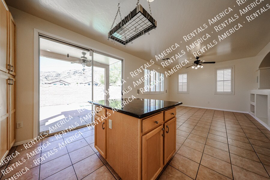 Building Photo - 528 W Mountain Sage Dr