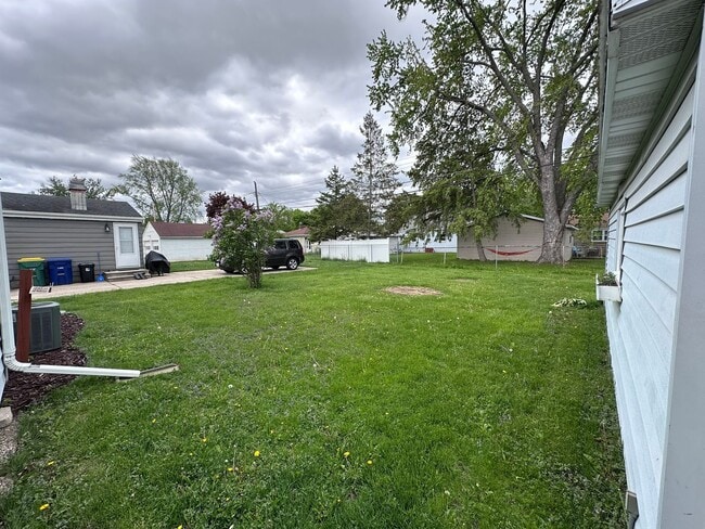 Building Photo - SPACIOUS 2 BEDROOM 1 BATH HOME