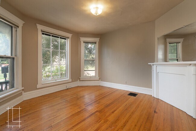 Building Photo - 207 W Hubbard Ave