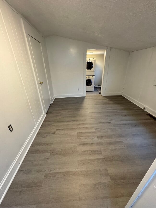 Building Photo - 460 Storms Ave