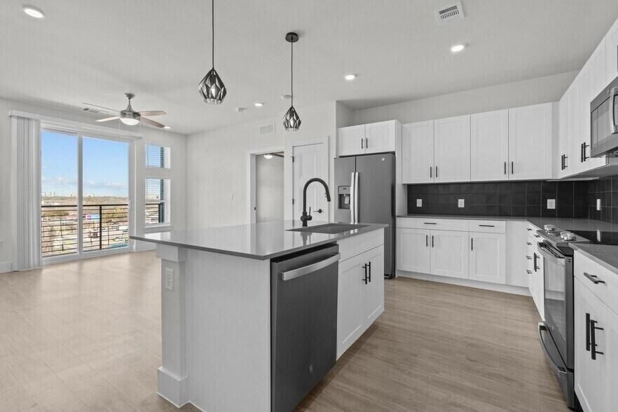 Building Photo - 10520 Lakeline Mall Dr