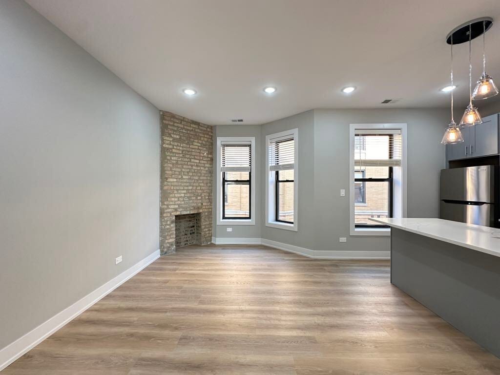 Building Photo - 442 W Belden Ave