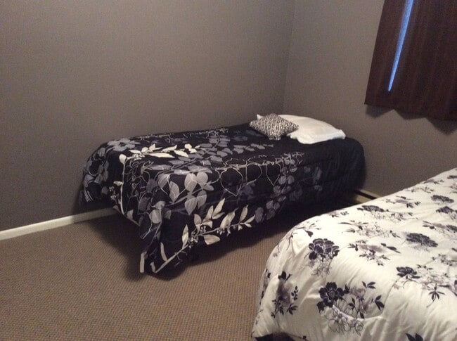 Building Photo - 2 bedroom, 1 bath apartment