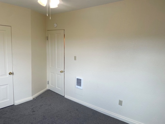 Building Photo - 3830 Green Meadow Dr