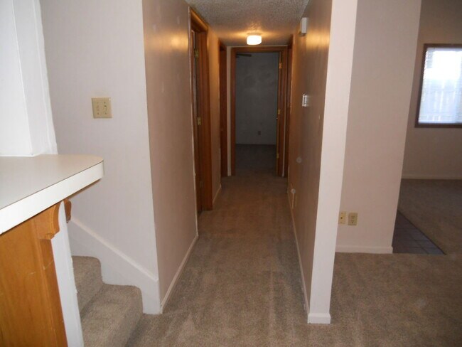 Building Photo - 2322 Hawthorn Dr