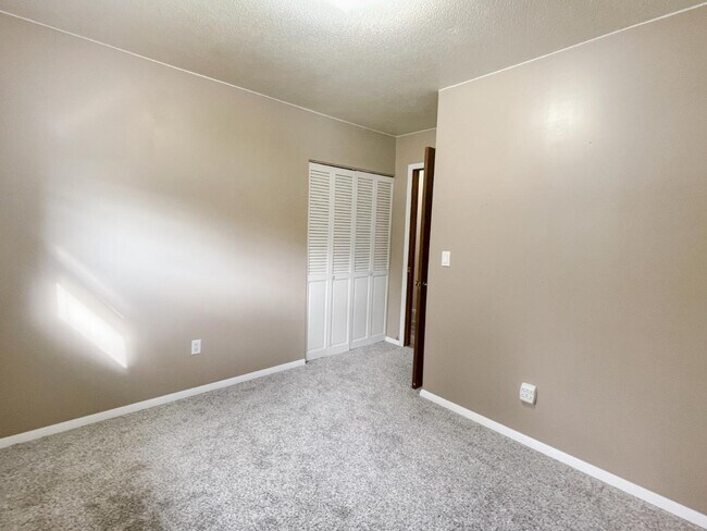 Building Photo - 2300 Elmer Dr NE