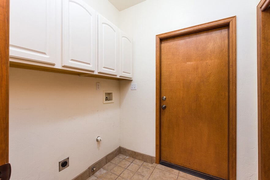 Building Photo - 2375 Saturn Cir