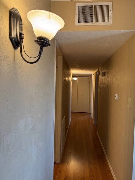 Building Photo - 503 Rosewood Ln