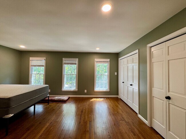 Building Photo - Fully Furnished 2 BR Townhouse in Chapel Hill – Utilities Included!