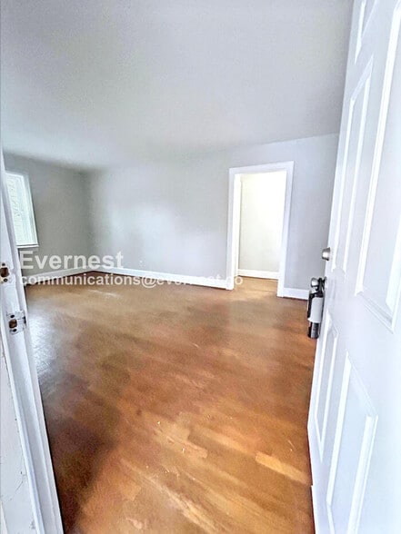 Building Photo - 1715 Longview Dr