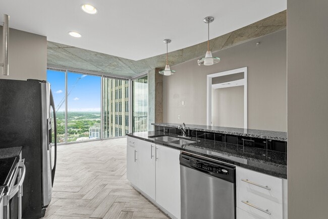 Building Photo - Uptown Condo with AMAZING VIEW!