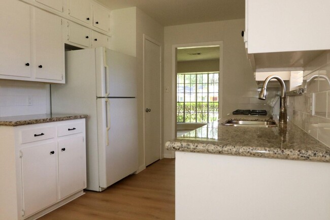 Building Photo - 109 Halo Dr