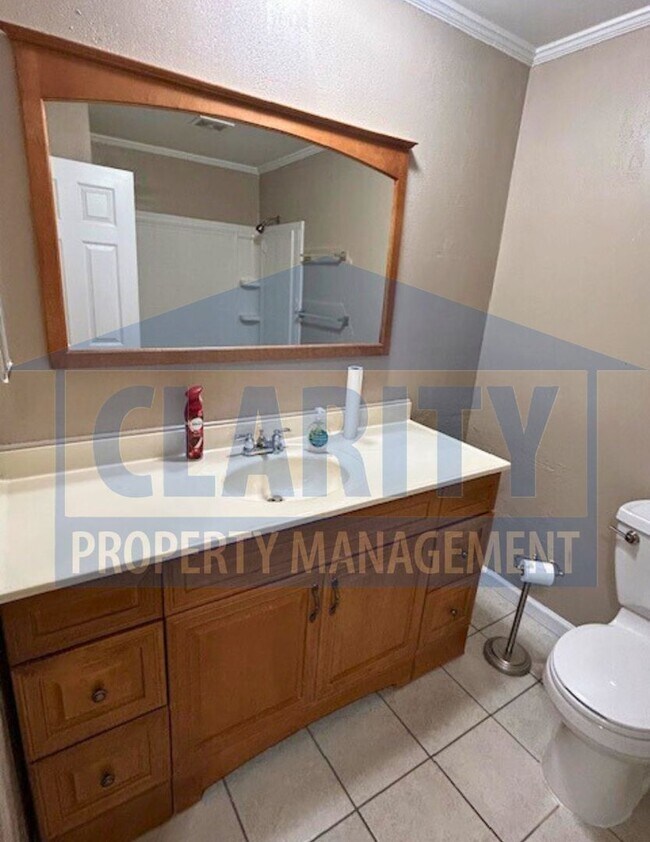 Building Photo - Great one level home with double garage!