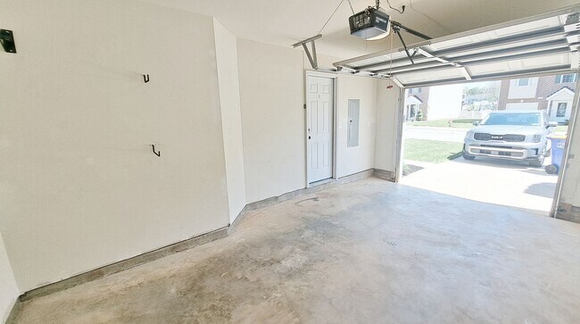 Building Photo - 3 Bed / 2 Full and 2 Half Bath Single Family Townhome