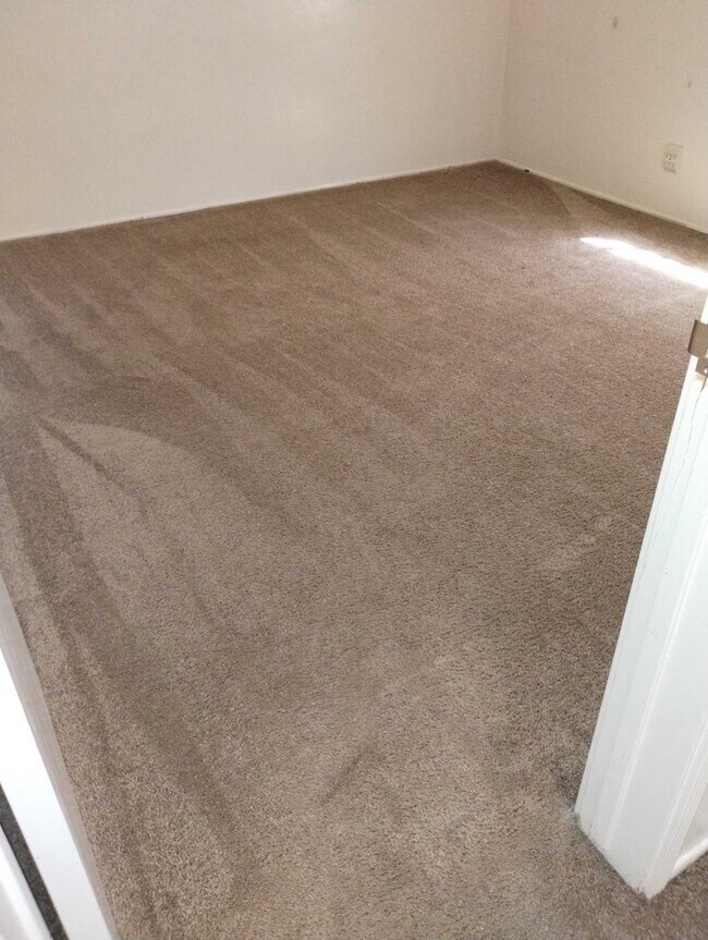 Building Photo - Just reduced. 3 bedroom 1 bath home!