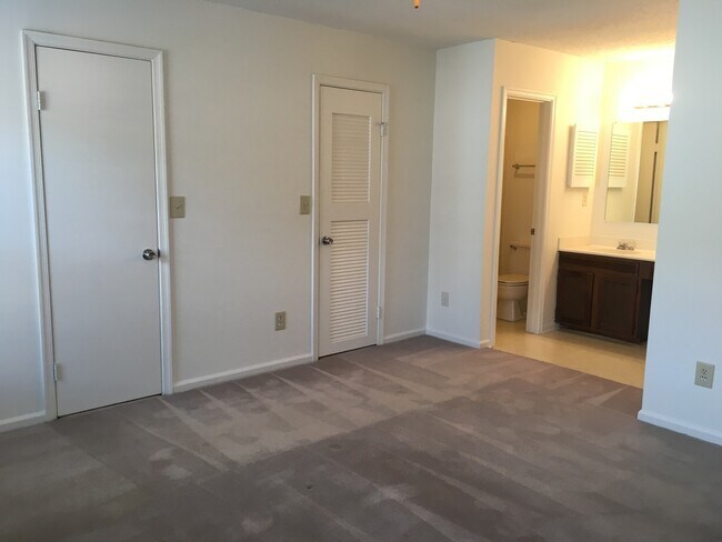Building Photo - 656 Oleander Cir